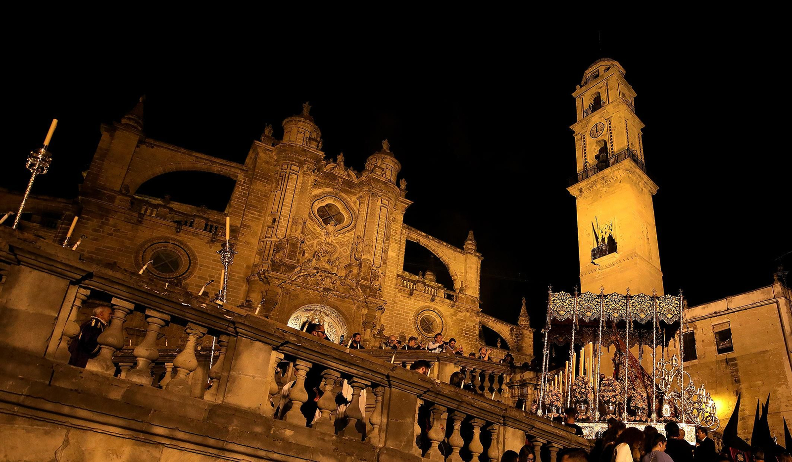 Espectacular recogida de la hermandad de La Viga en la catedral