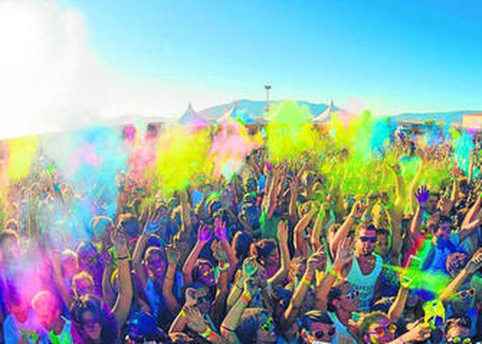 Participantes del 'Festival of Colors', donde se lanzan polvos de colores siguiendo una tradición hindú.