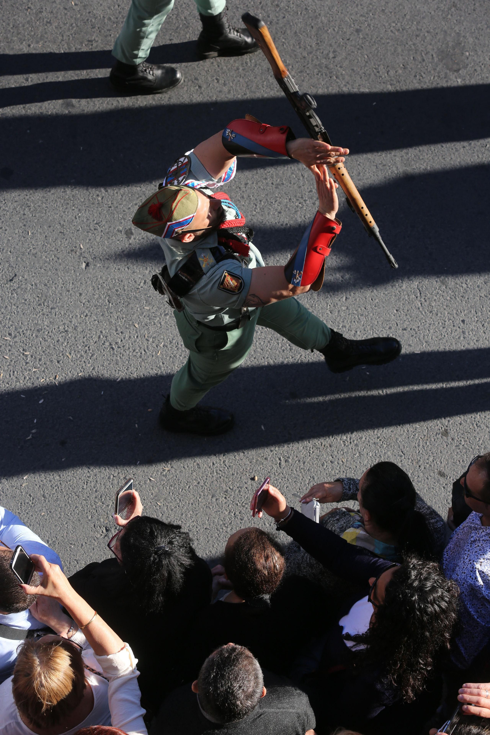 Procesión del Cristo de la Vera Cruz, escoltado por la Legión en las calles de Huelva