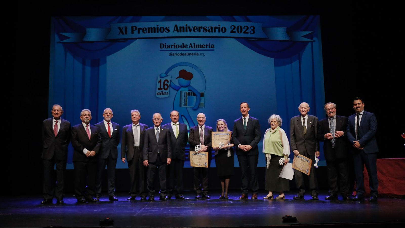 Los premiados, jurado y autoridades al término de la gala