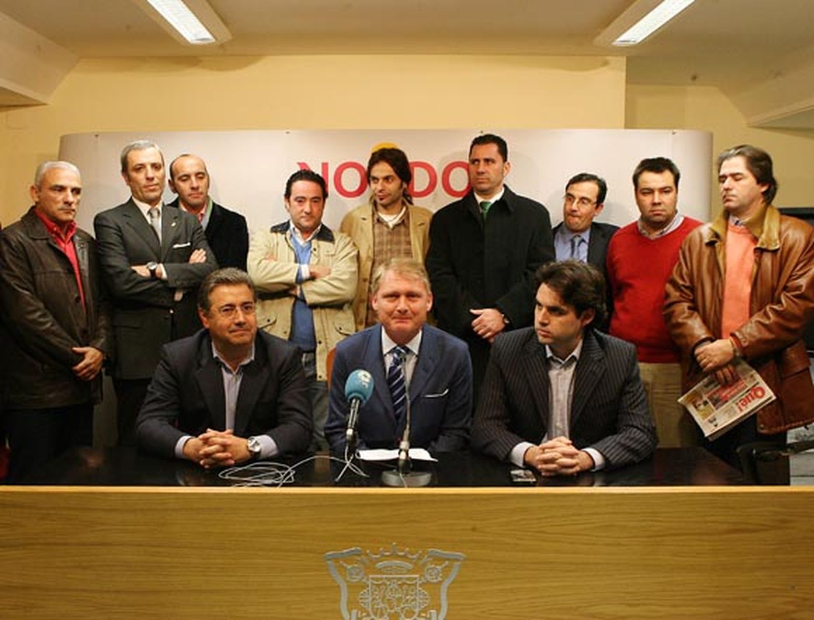 Artistas béticos y sevillistas participan en un derbi solidario