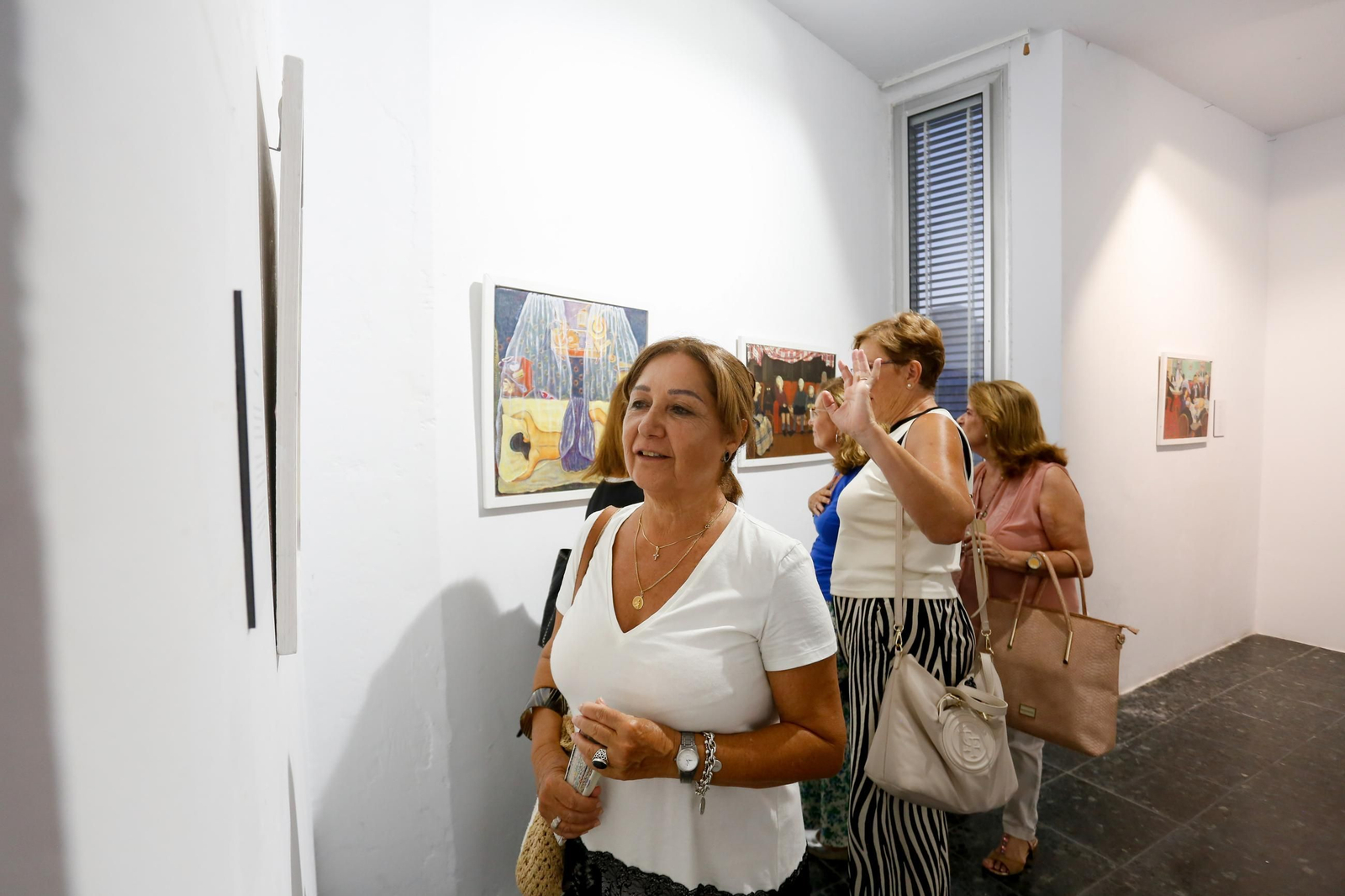 Las fotos de la exposición "Pasen y lean" de Enríque Martínez en la Casa de la Cultura de La Línea