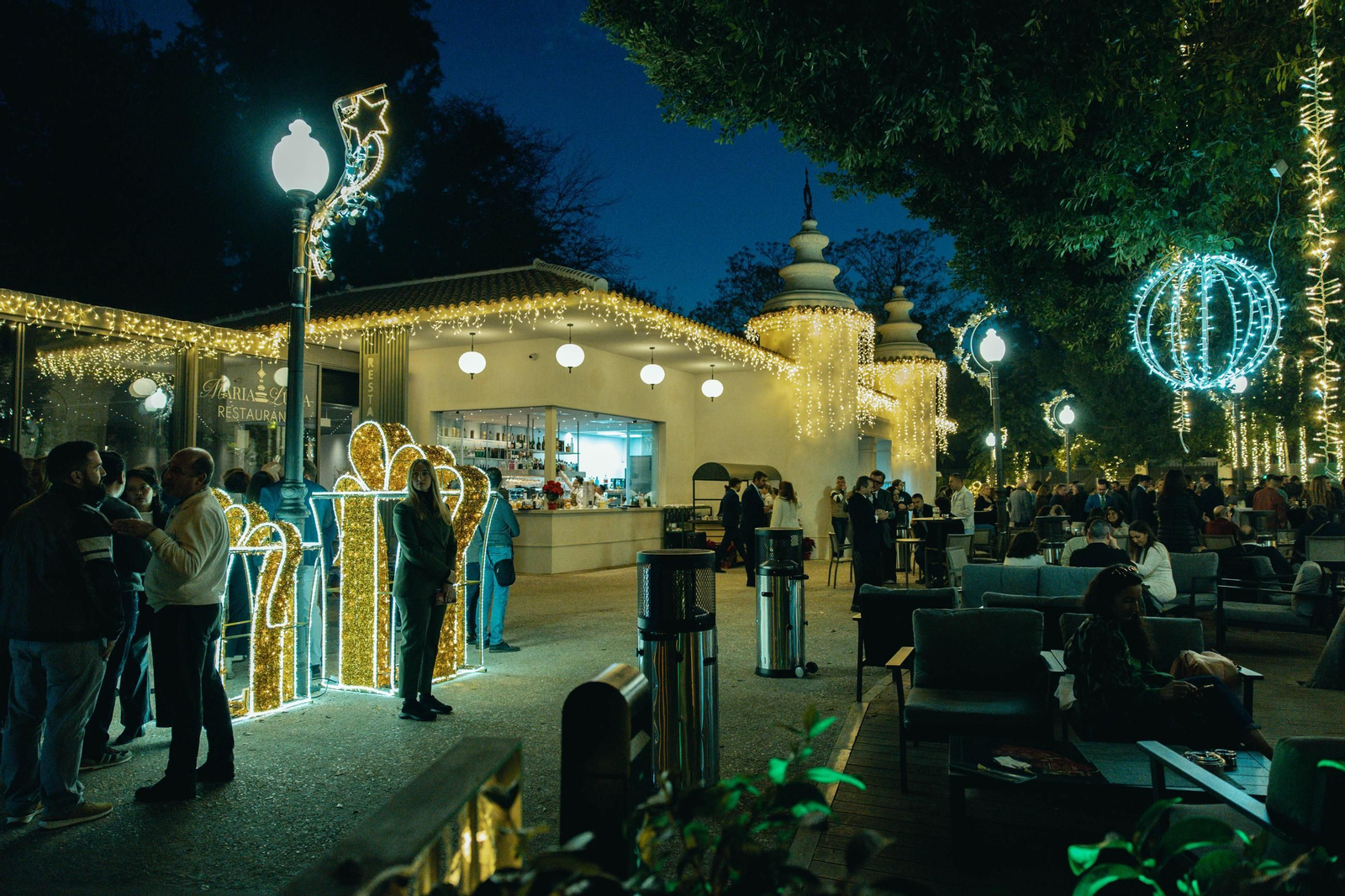 La inauguración de la  iluminación del restaurante El 29 se ha convertido en una cita navideña