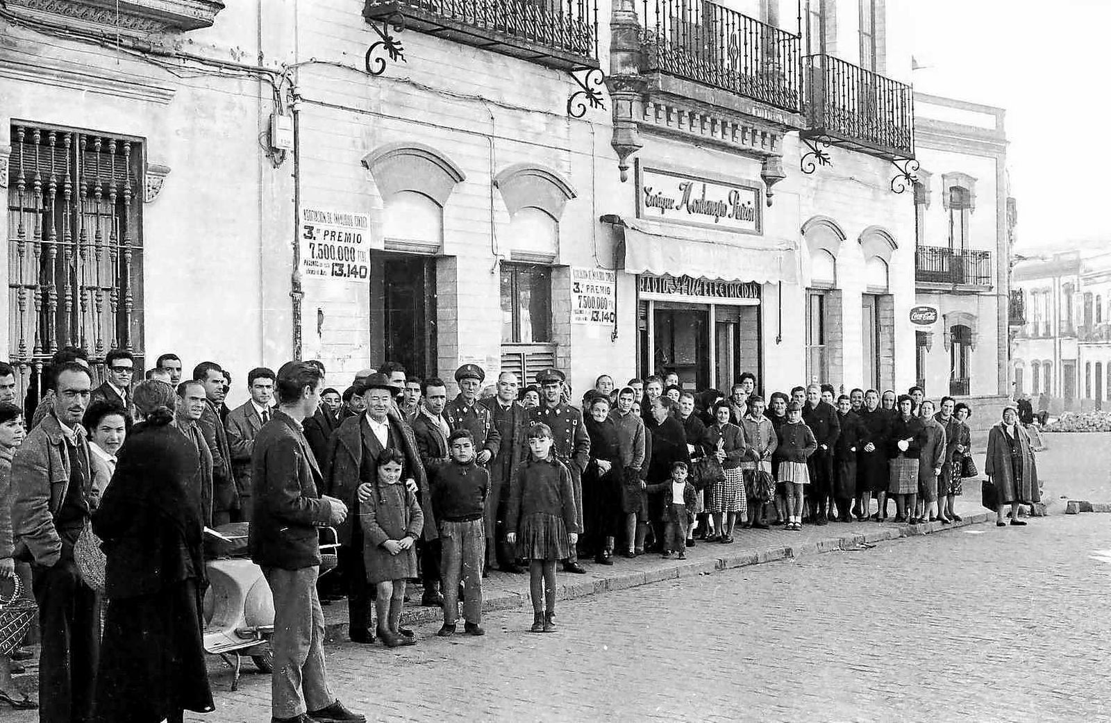 Colas en la Plaza de la Palmera para cobrar un tercer premio de la Lotería Nacional en la Asociación de Inválidos Civiles, en los años cincuenta.