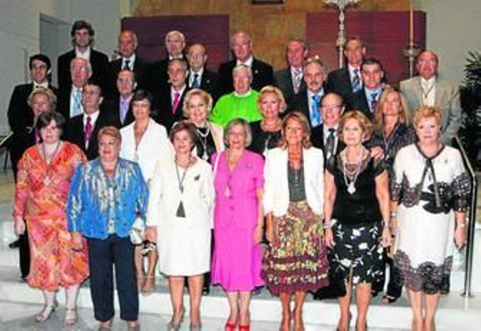 La nueva junta de gobierno de Pasión posa con su hermana mayor y consiliario tras su toma de posesión.