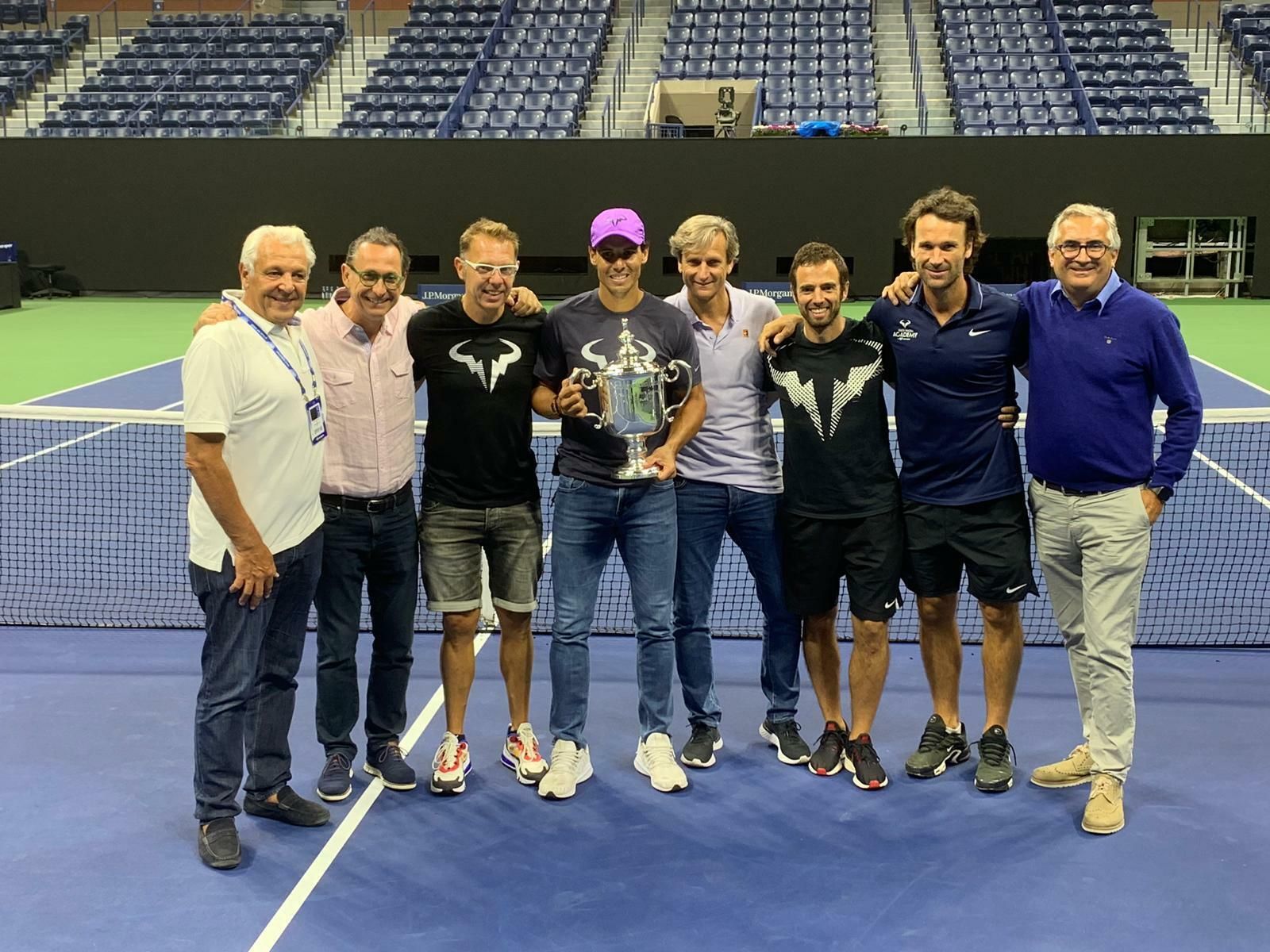 Benito Pérez Barbadillo (segundo a la izquierda) con Nadal, el padre del tenista y varios miembros del equipo tras la final del Open USA.