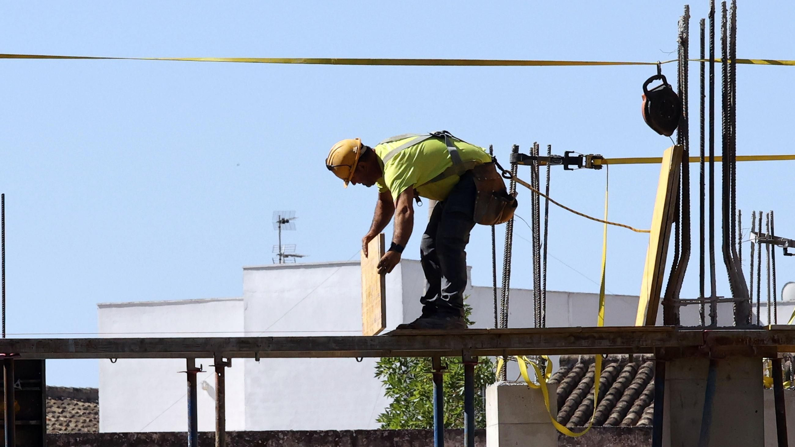 Un trabajador de Huelva durante su jornada laboral.