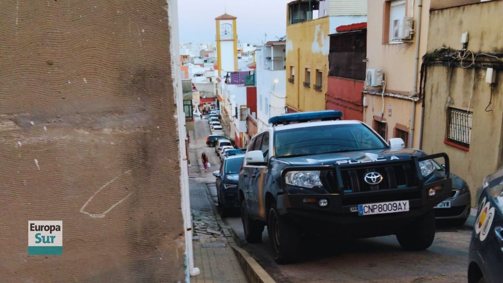 Vehículos de la Policía Nacional ascienden al Cerro de La Bajadilla, considerado uno de los puntos negros de venta de droga en Algeciras, tras la reyerta registrada esta tarde en torno a las 19:00.