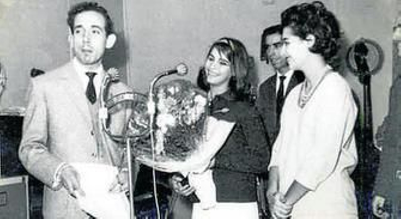 Mayra Gómez Kemp besó efusiva a María Teresa Campos en la reciente gala de la Academia de Televisión.