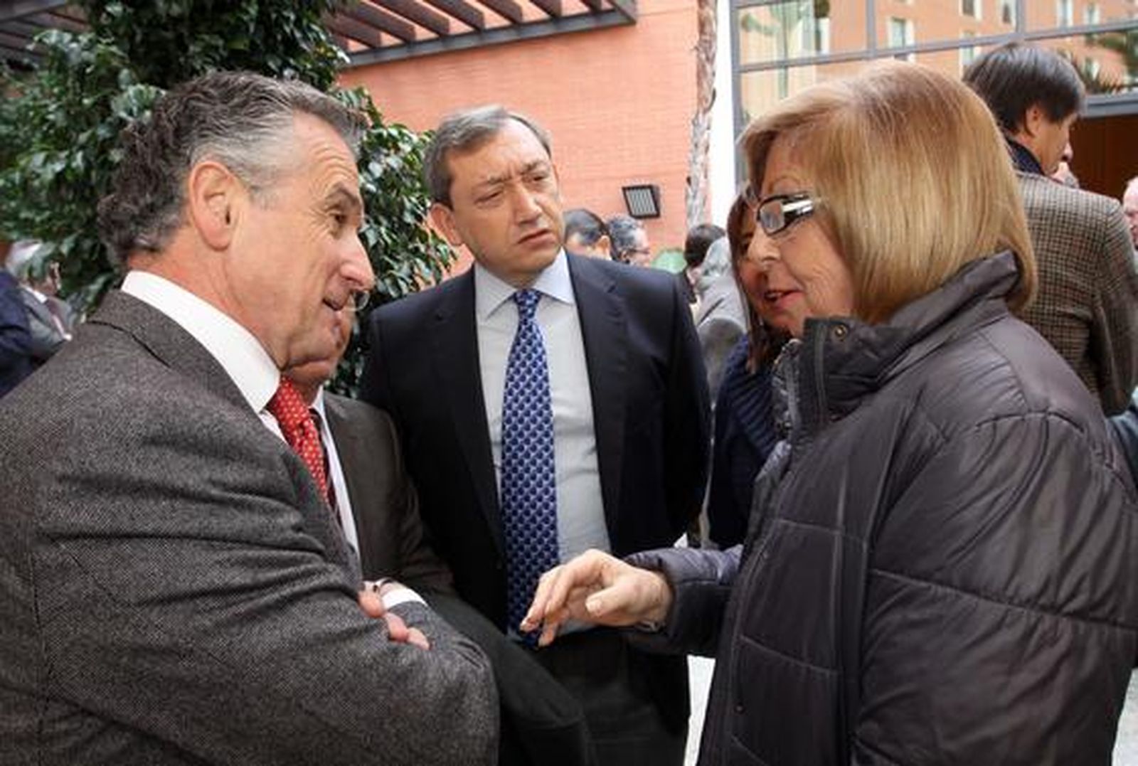 El consejero de Cultura de la Junta, Paulino Plata, conversa con la rectora de la Universidad de Málaga, Adelaida de la Calle, y con el director de 'Málaga Hoy', Antonio Méndez, entre otros.

Foto: S. Camacho· Migue Fernandez