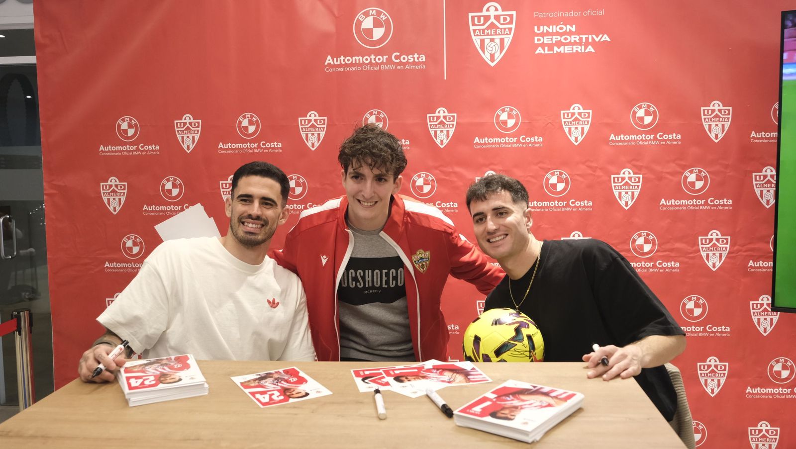 La firma de autógrafos de Jon Morcillo y Miguel de la Fuente en Automotor Costa BMW