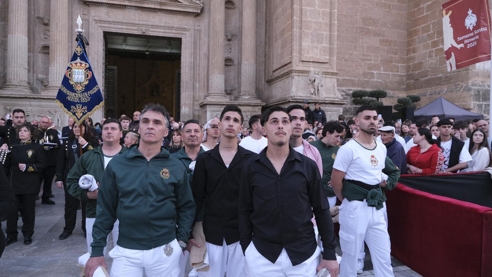 Estudiantes en la Semana Santa de Almería 2025