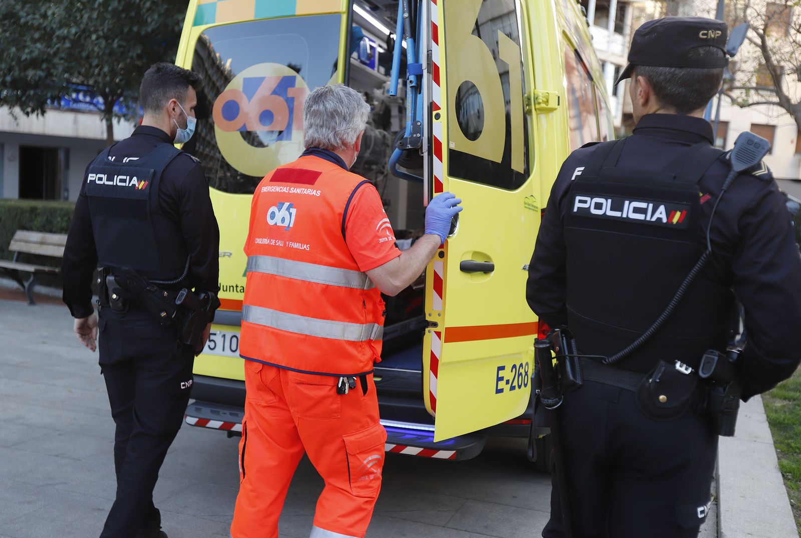 Imagen de archivo de una actuación policial y sanitaria tras un incendio en Huelva.