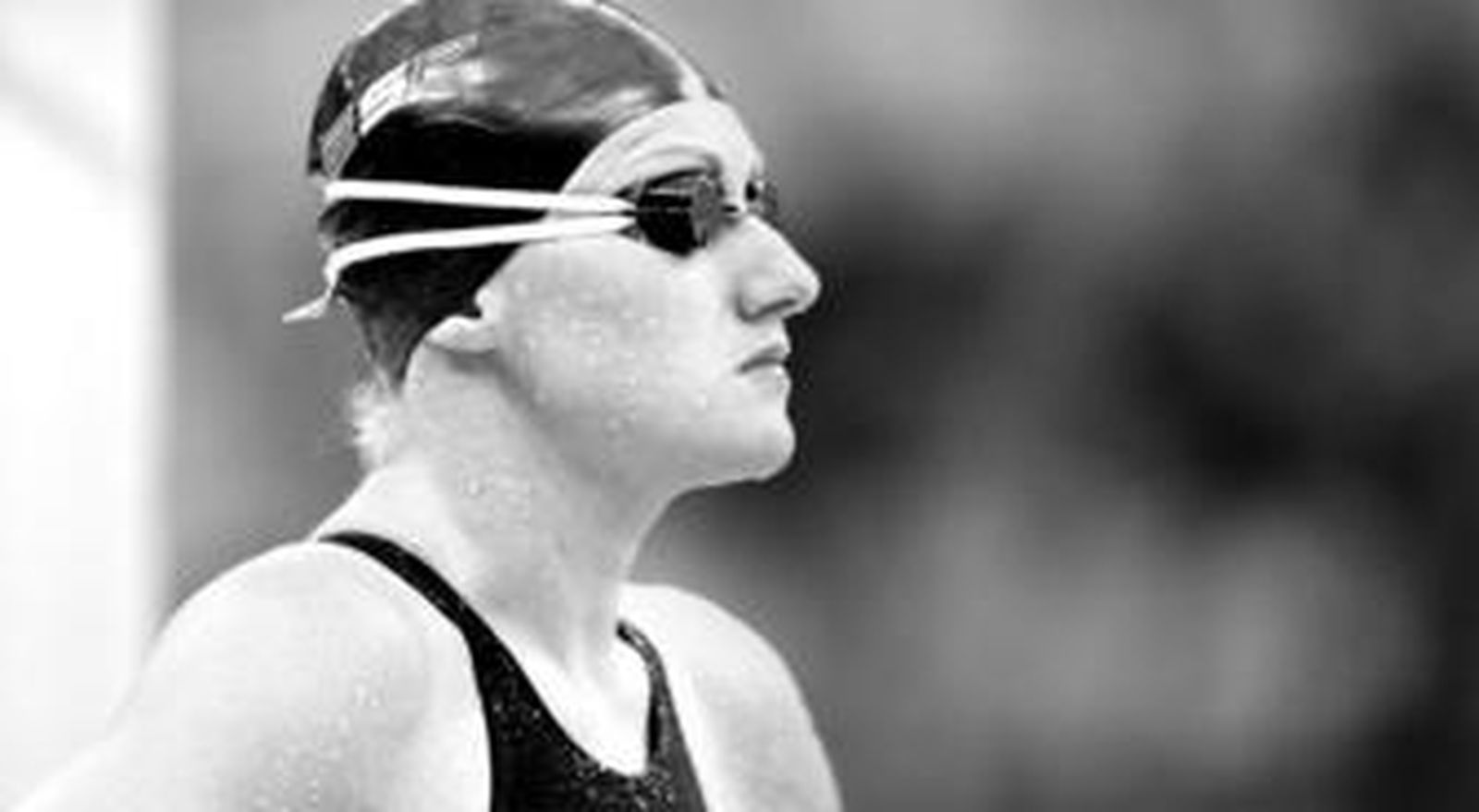 Nina Zhivanevskaya se prepara para competir en la semifinal de los 100 metros femeninos espalda, ayer, durante los Juegos Olímpicos de Pekín 2008