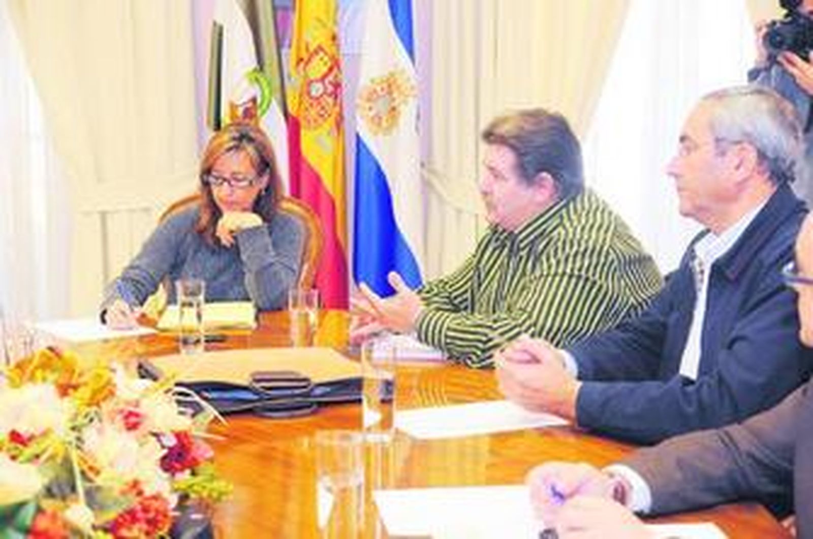 La alcaldesa con los representantes sindicales.