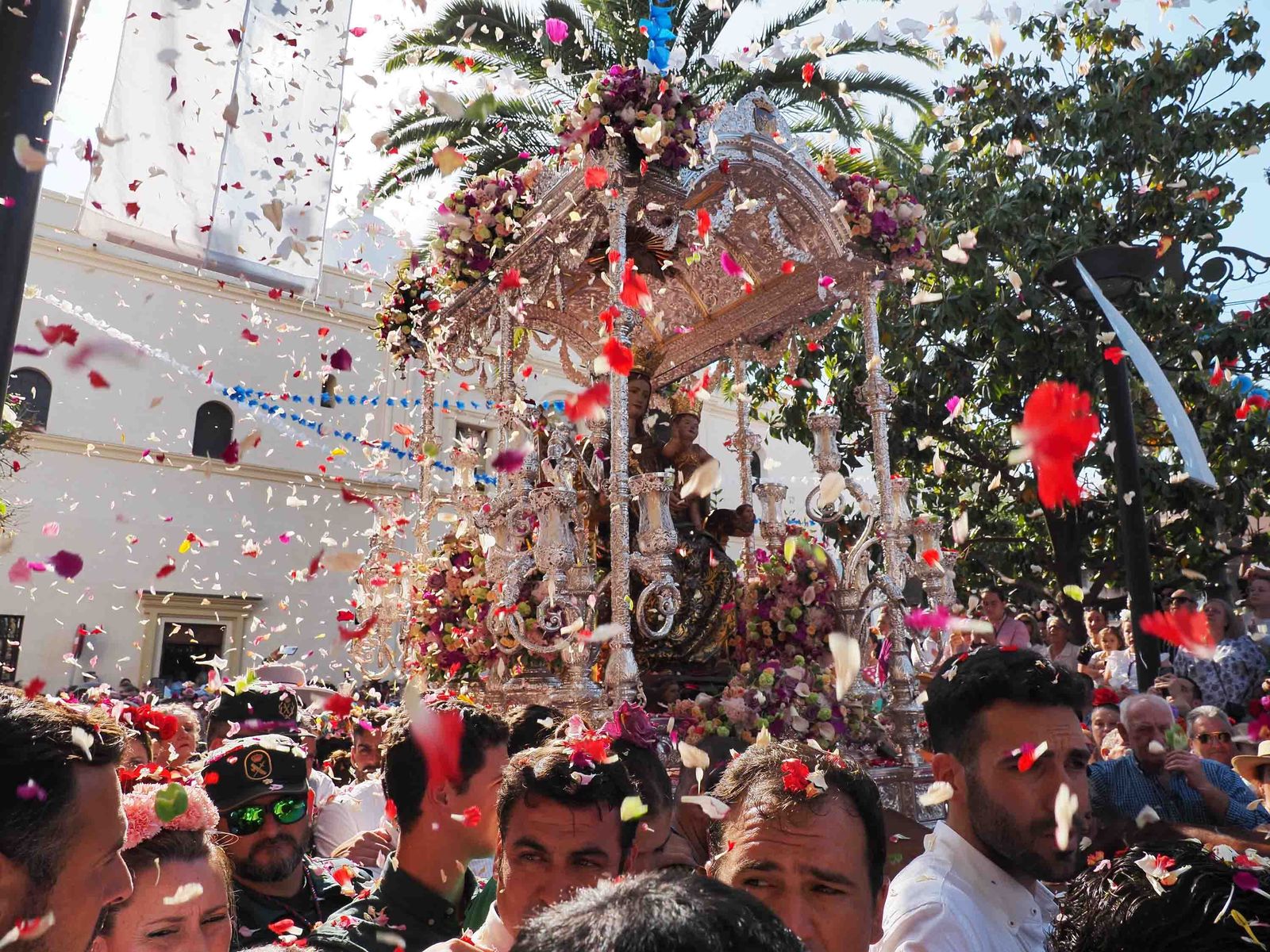 Las imágenes de la procesión de la Virgen de la Bella por las calles de Lepe en 2022