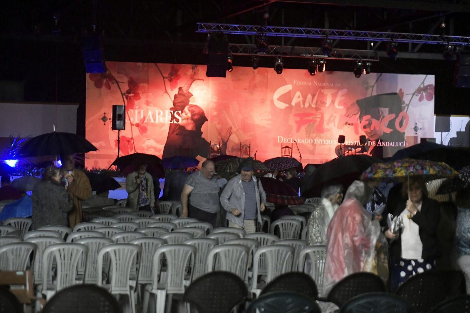 La lluvia irrumpe en el Festival Nacional de Cante Flamenco de Ogíjares