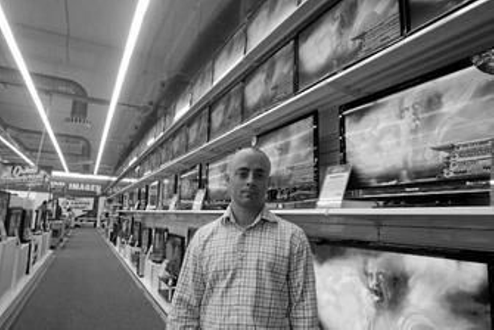 El gerente de Media Markt Los Barrios, Ángel Cazorla, en el interior de la tienda.