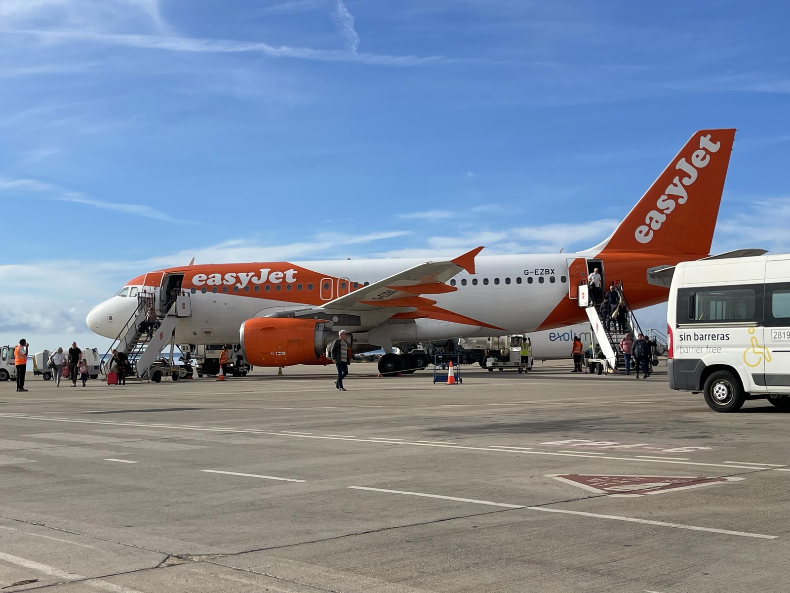 Pasajeros del vuelo inaugural de la ruta Liverpool-Almería, recién aterrizados el martes en el aeródromo almeriense.