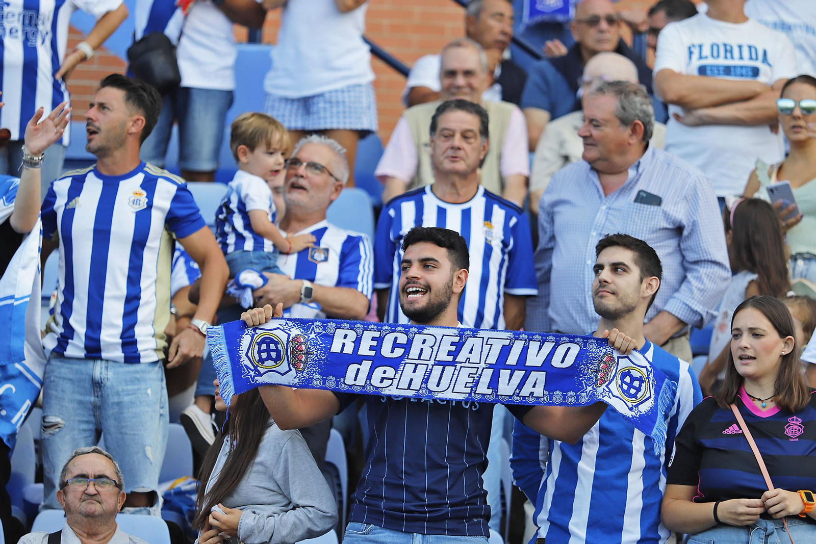 Imágenes del ambiente en el Recreativo de Huelva y Antequera CF