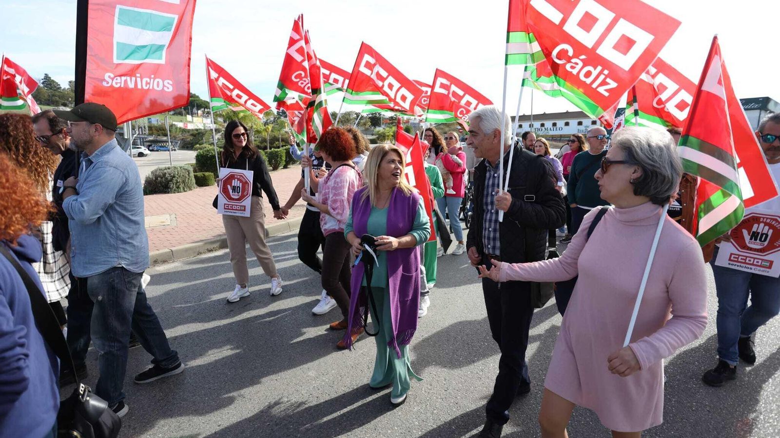 La alcaldesa conversa con el secretario local de CCOO. La alcaldesa conversa con el secretario local de CCOO.