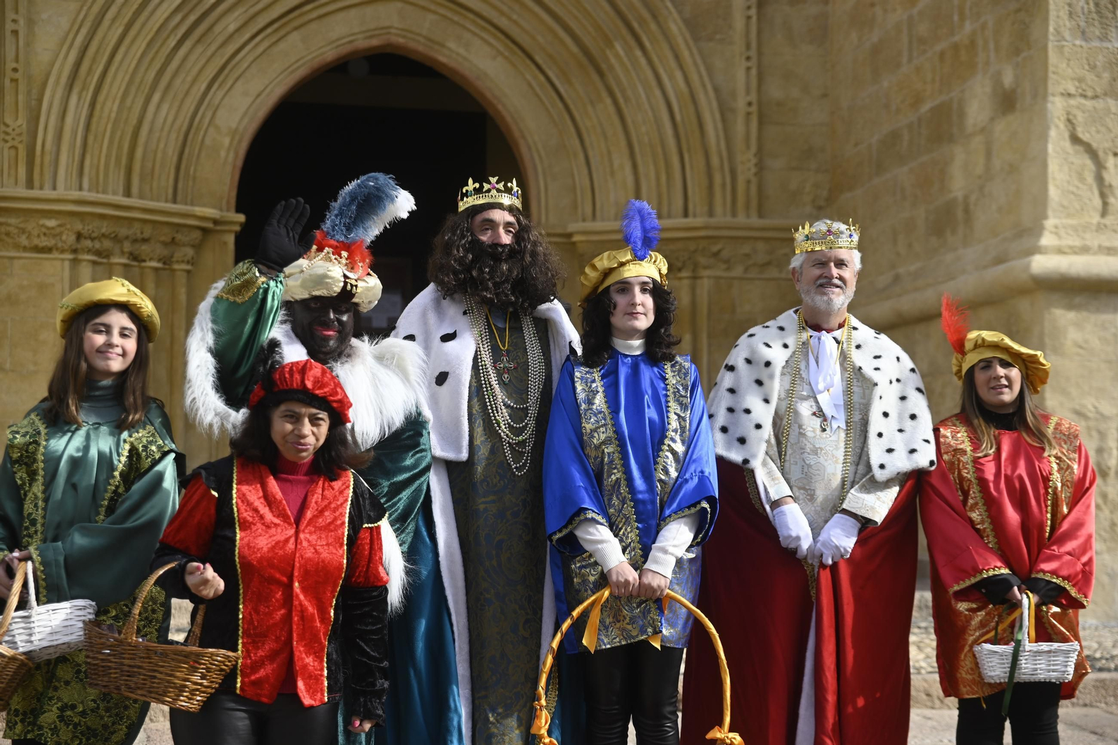 Los Reyes Magos pasean por Córdoba en coche de caballos, en imágenes