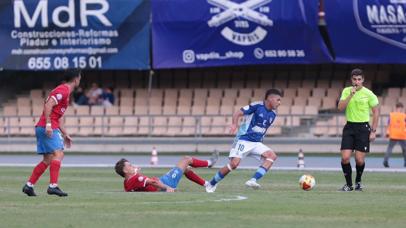 Charaf, desdibujado como el equipo, se lleva un balón en el centro del campo en la primera mitad.