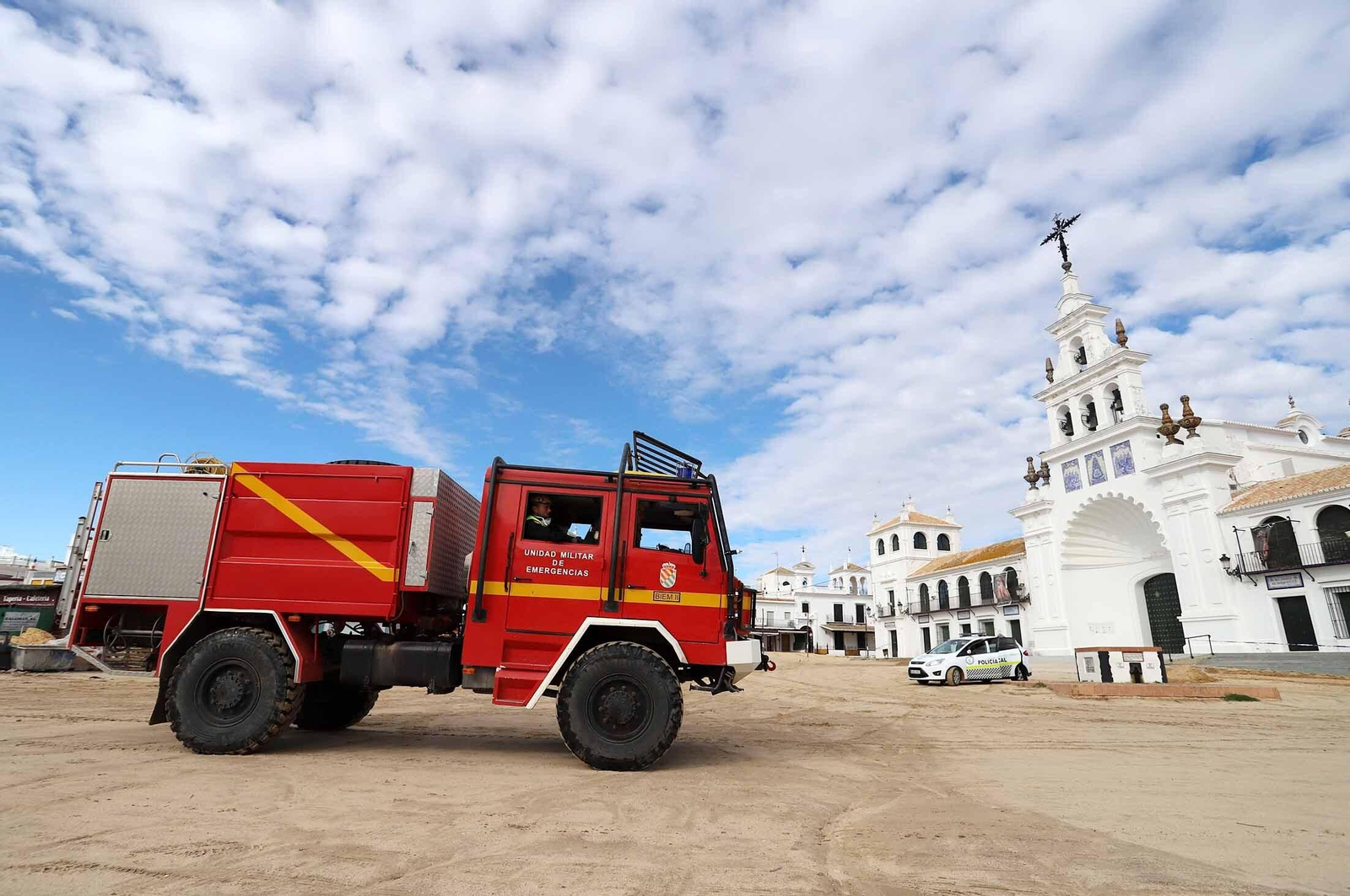 Imágenes de la presencia de la UME en el Rocío para el confinamiento