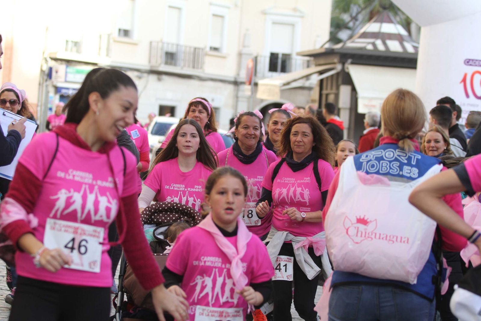 Imágenes de la Carrera contra el cáncer de mama de Huelva.