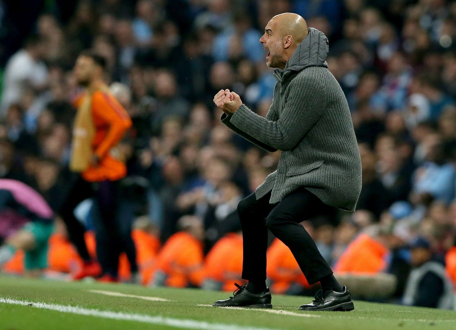 Guardiola, en la banda gesticulando.