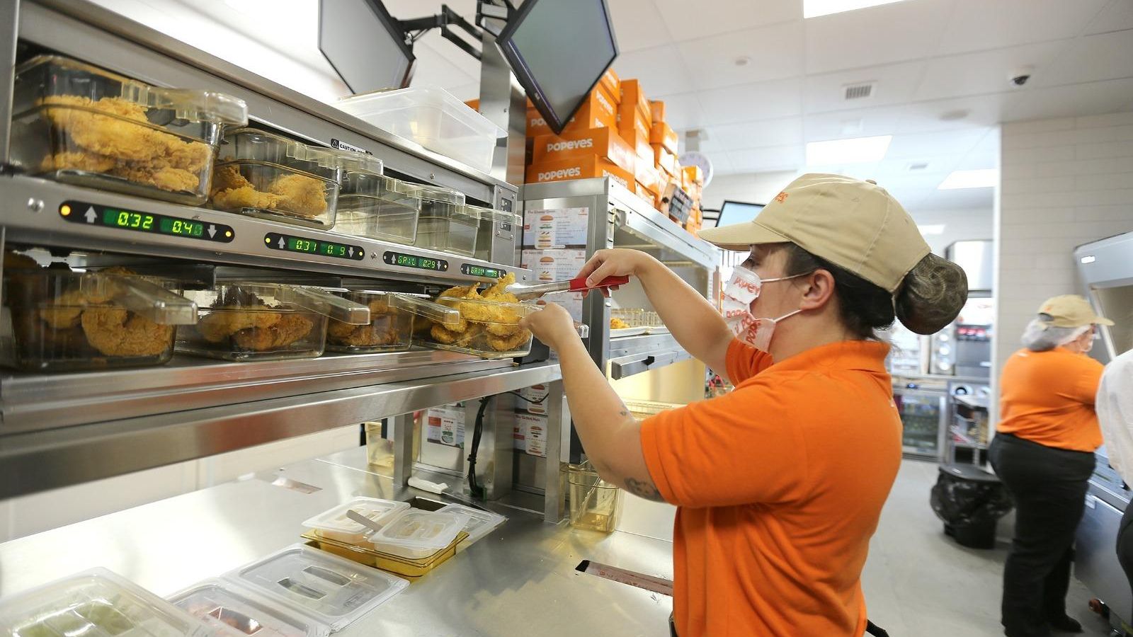 Personal del restaurante Popeyes de Chiclana.