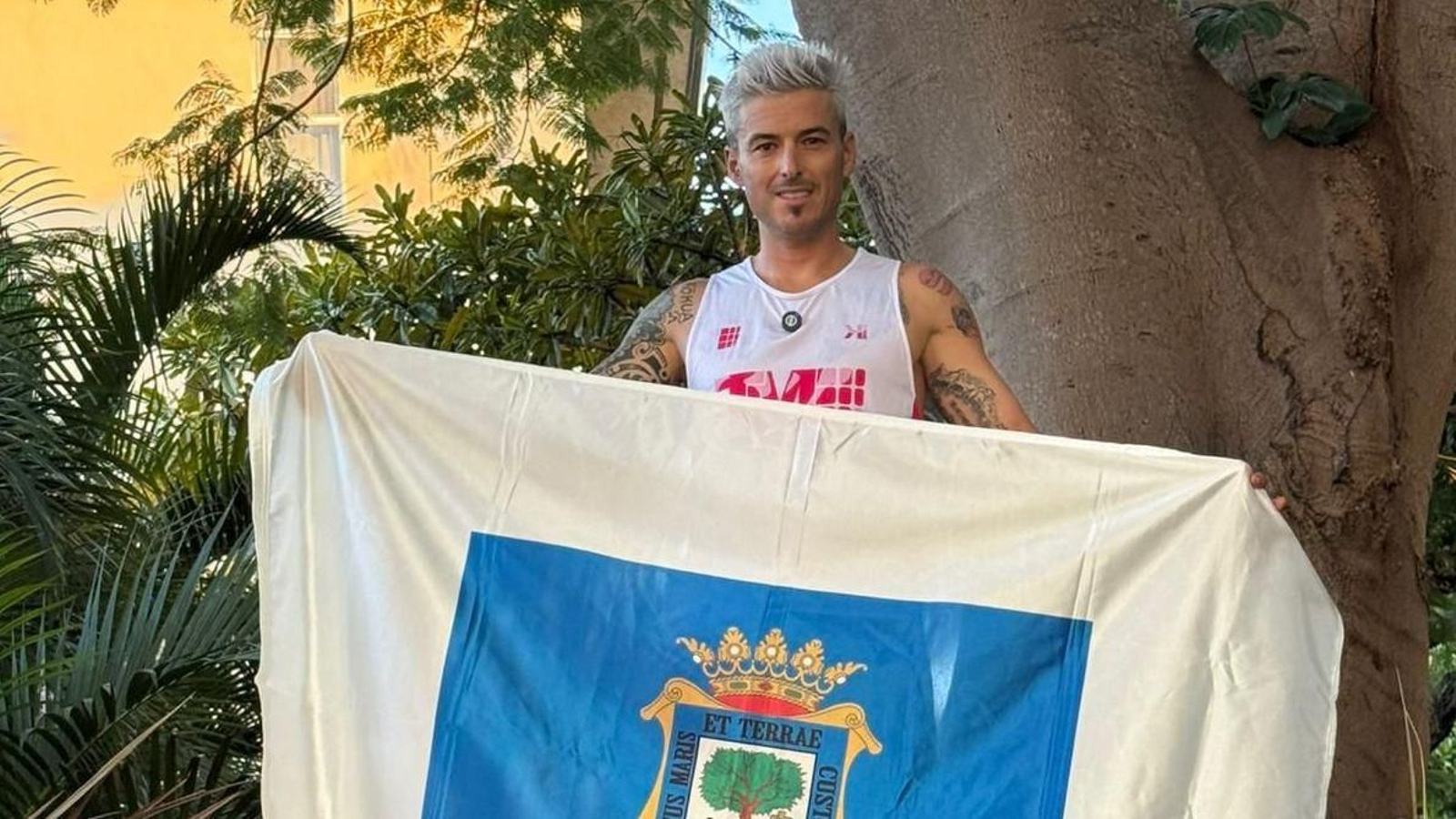 Chamba posa con la bandera de Huelva.