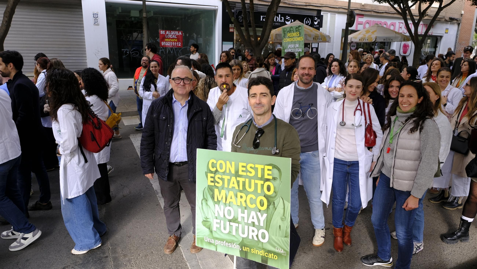 Los médicos de Almería se manifiestan contra el nuevo estatuto, en imágenes