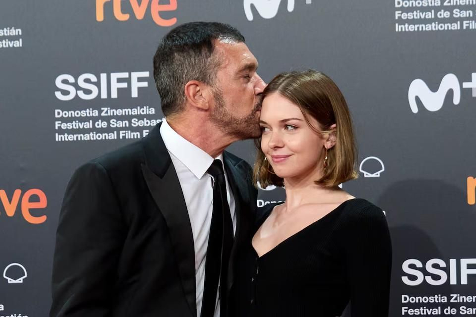 Antonio Banderas con su hija Stella del Carmen en una gala del Festival de San Sebastián Antonio Banderas con su hija Stella del Carmen en una gala del Festival de San Sebastián
