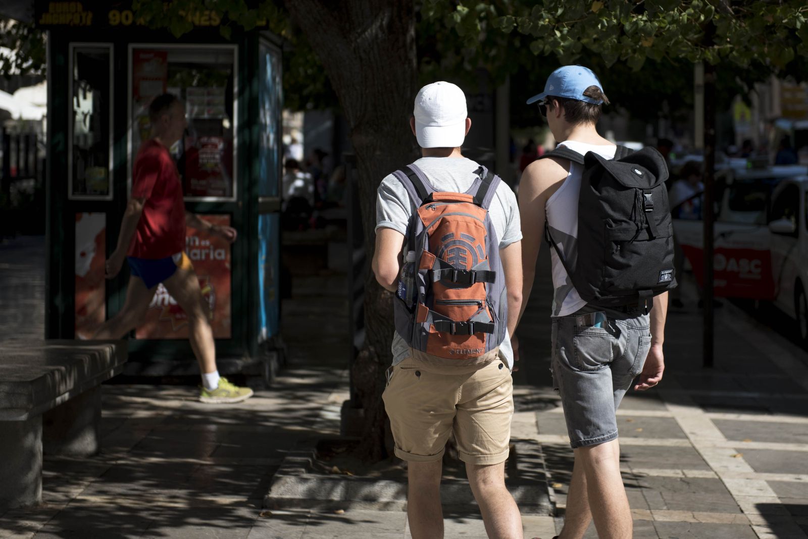 Unos turistas caminan por Granada bajo un intenso sol