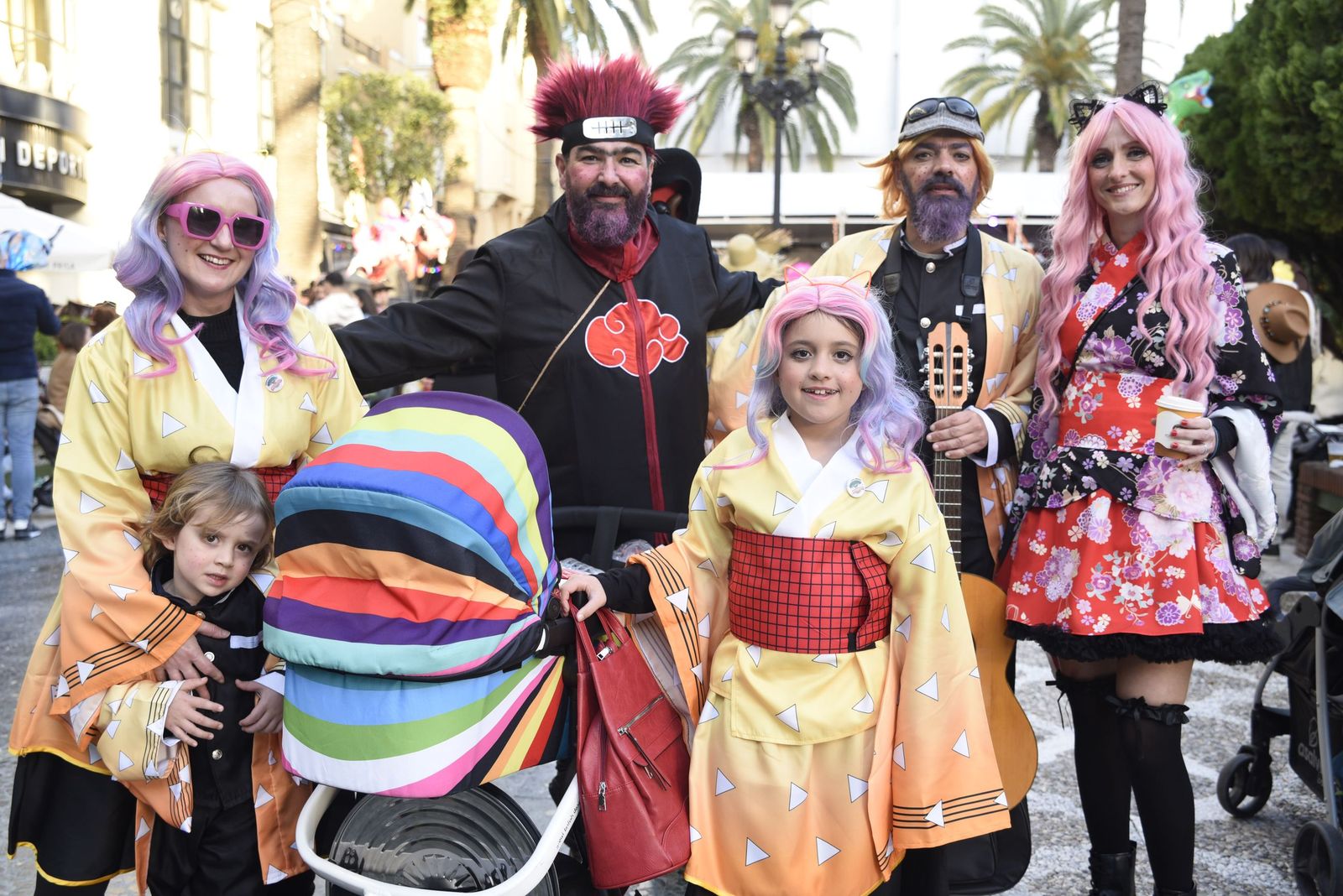 Búscate en las fotos de la fiesta en la calle del sábado en el Carnaval de la Concha Fina de La Línea