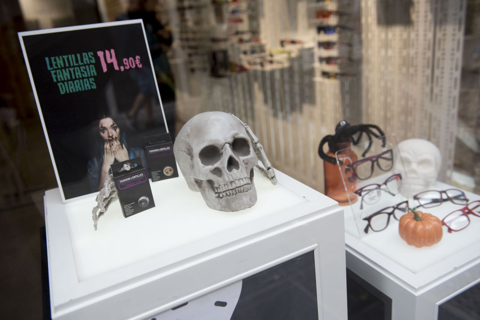 Escaparate de una tienda granadina adornada para Halloween.