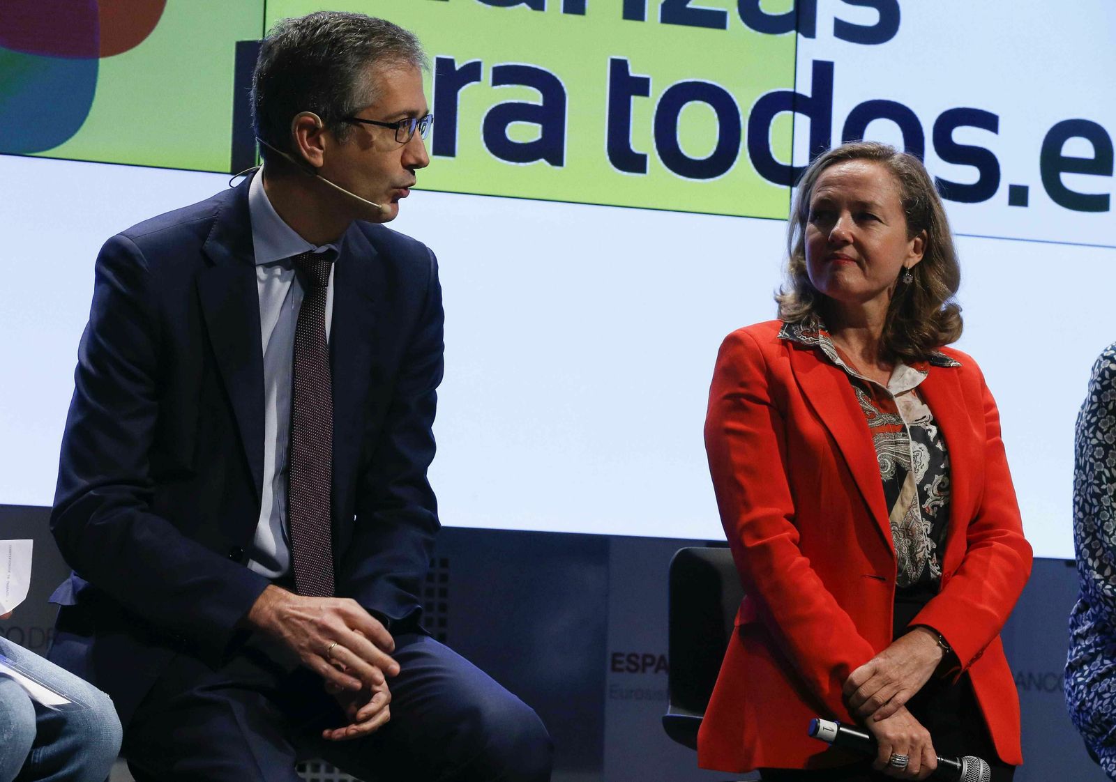 La ministra de Economía en funciones, Nadia Calviño, acompañada por el gobernador del Banco de España, Pablo Hernández de Cos, durante su intervención en un coloquio este pasado lunes en Madrid.