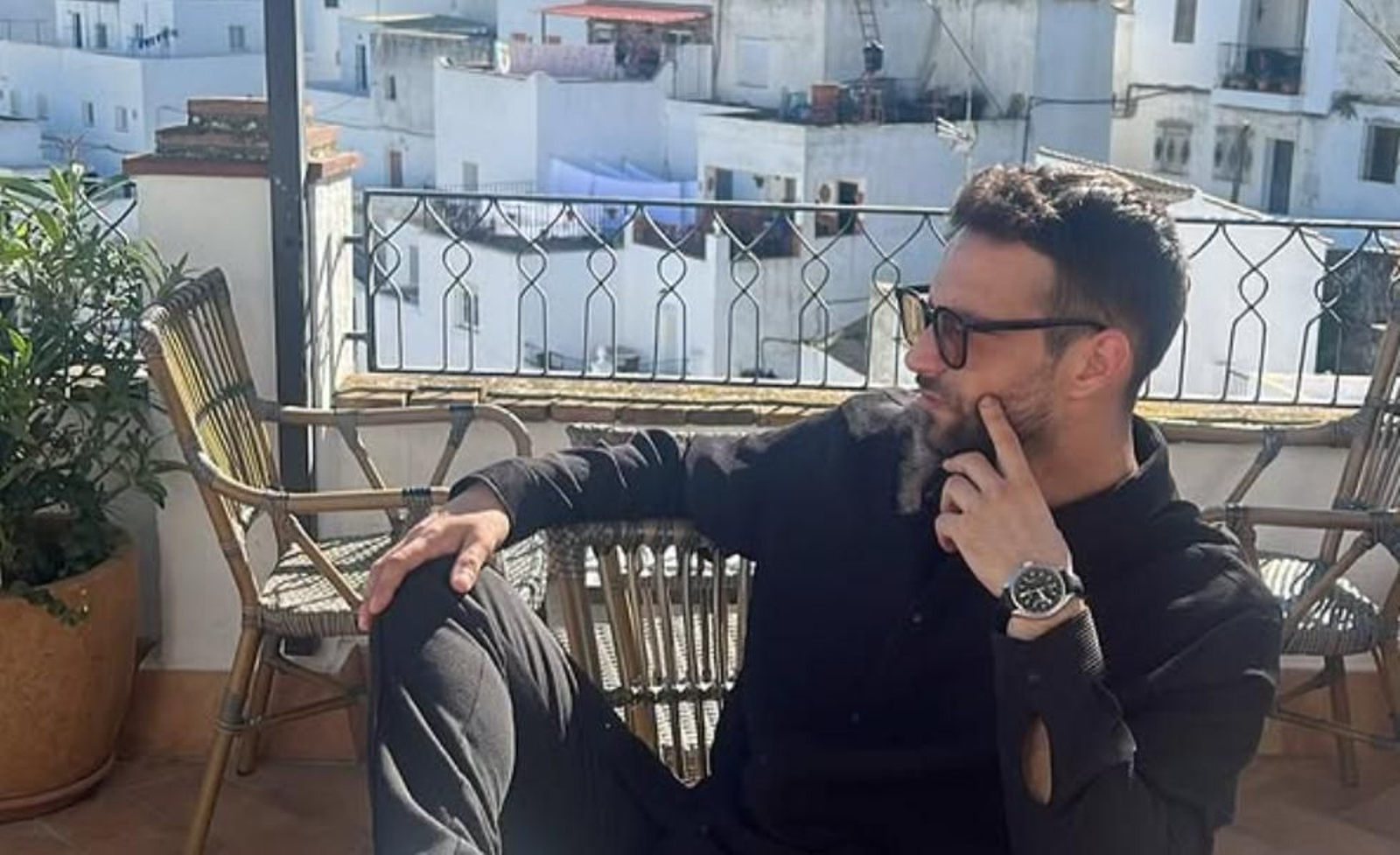 El actor Jesús Castro disfrutando de una de las mejores terrazas de Vejer