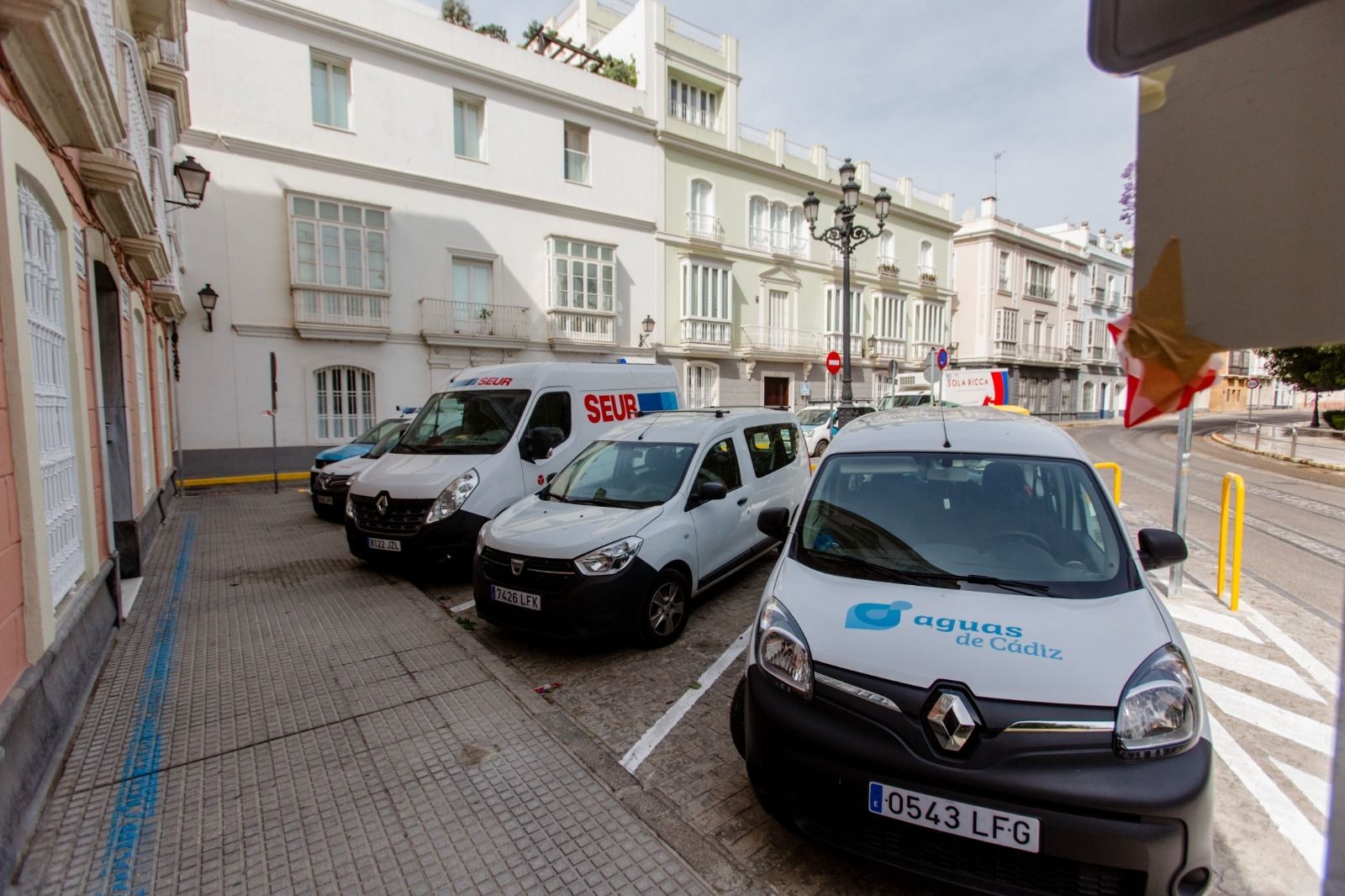 Aparcamiento de motos que ha sido suprimido en Pérez Llorca para habilitar una zona de carga y descarga.