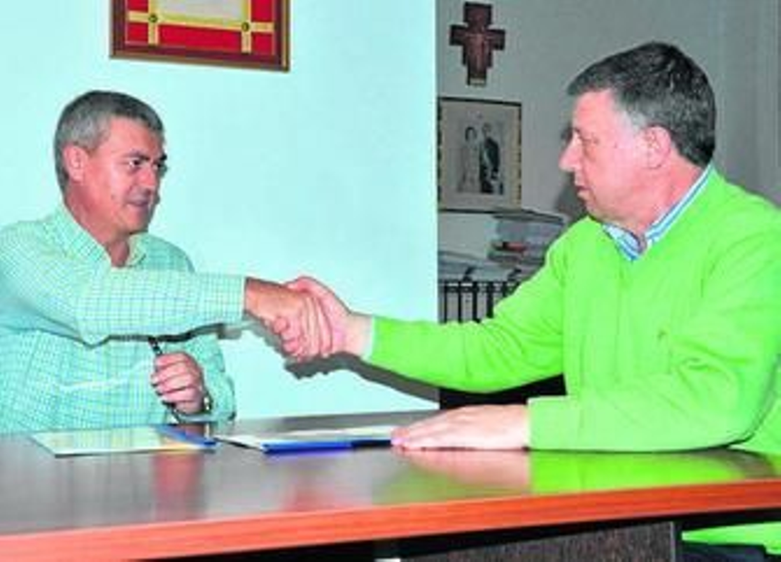 M. A. González y el alcade Carmelo Romero estrechan sus manos.