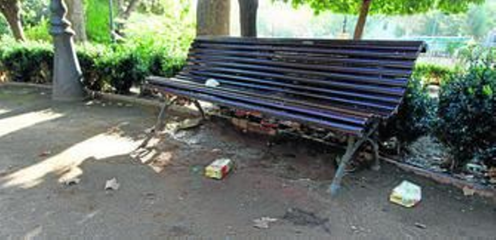 El banco donde presuntamente falleció el hombre.