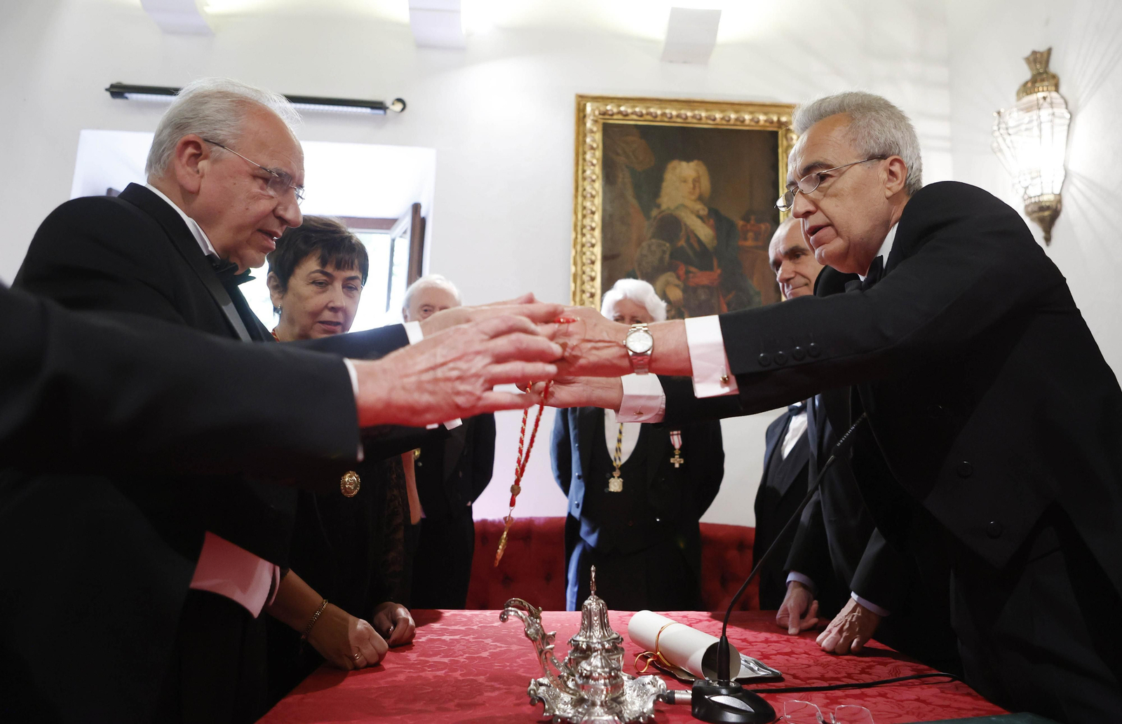 Las imágenes del ingreso de Alfonso Guerra en la Academia de Buenas Letras