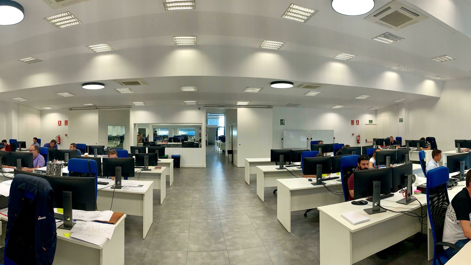 Vistas de una de las salas de trabajo de ingeniería de ABANCE.