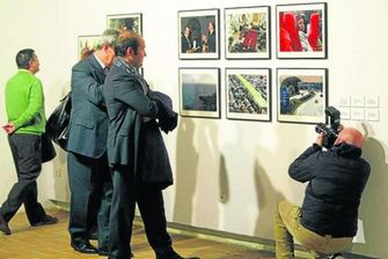 Ángel Roa, de Unicaja, y el concejal Juan José Ortiz, contemplan algunas de las fotos de la exposición.