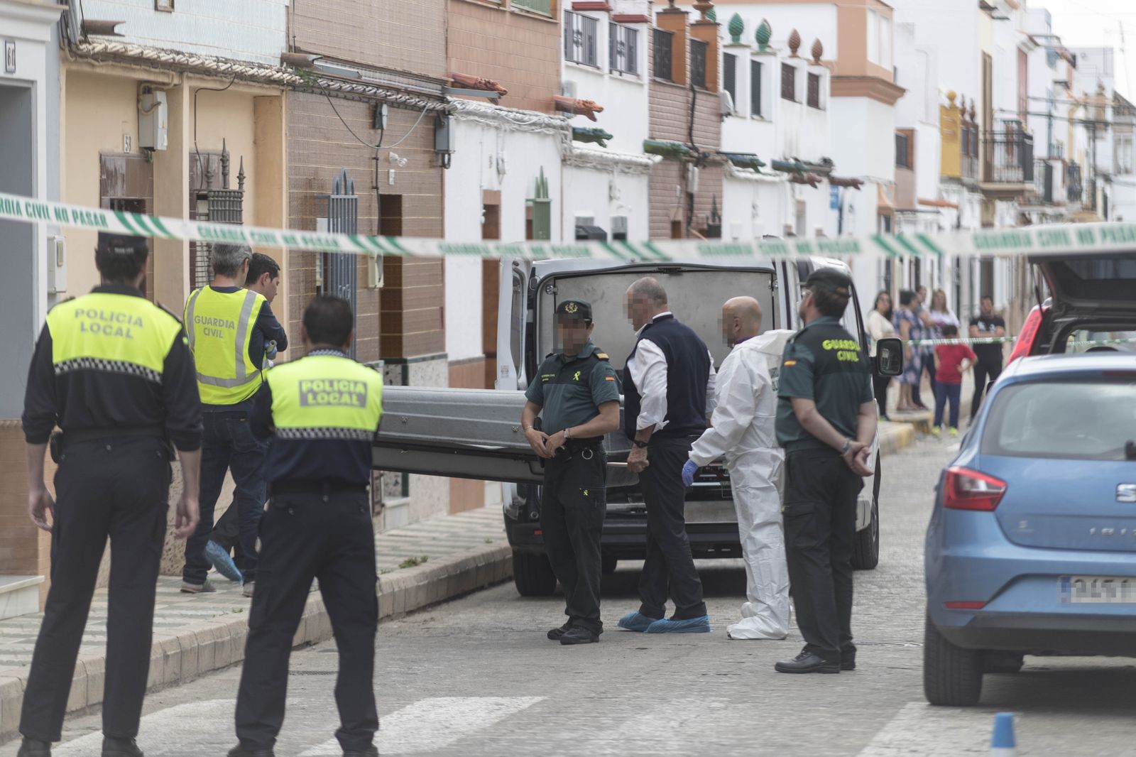 Los empleados de los servicios funerarios retiran el cadáver de Manuel Campos de su casa de la calle San Sebastián.