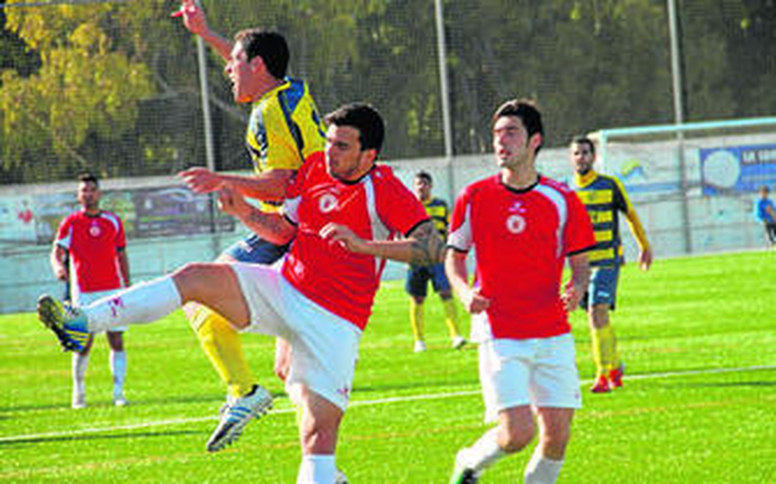 El rojillo Canito salta con un contrario, ayer en el Pérez Ureba.