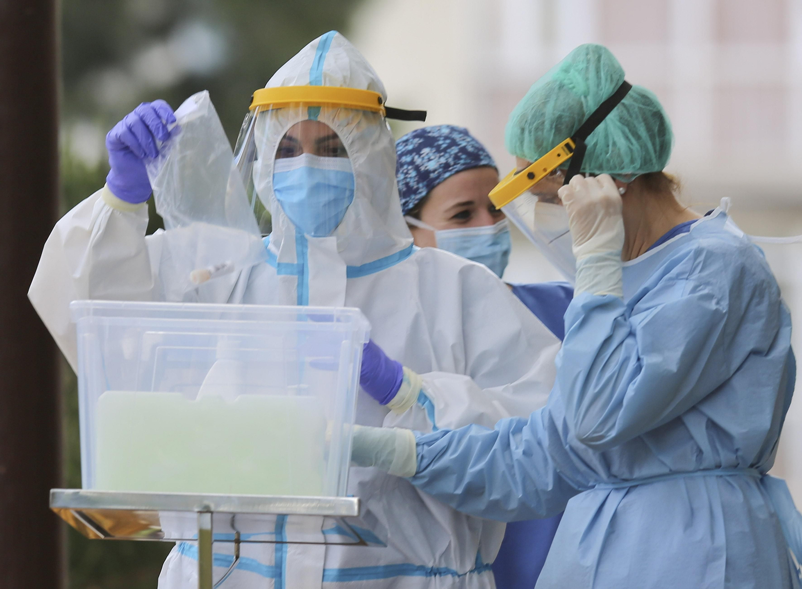 Sanitarias recogiendo muestras para PCR.