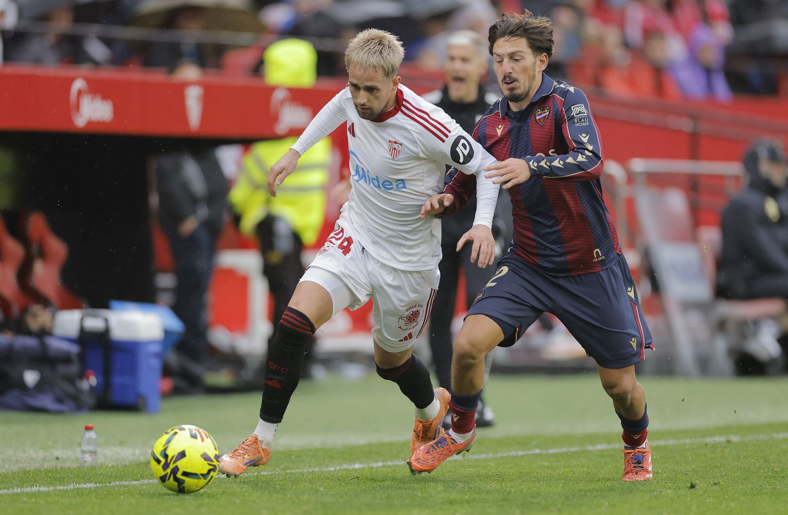 Januzaj intenta escaparse de Unai Vencedor en una de la últimas jugadas del partido.