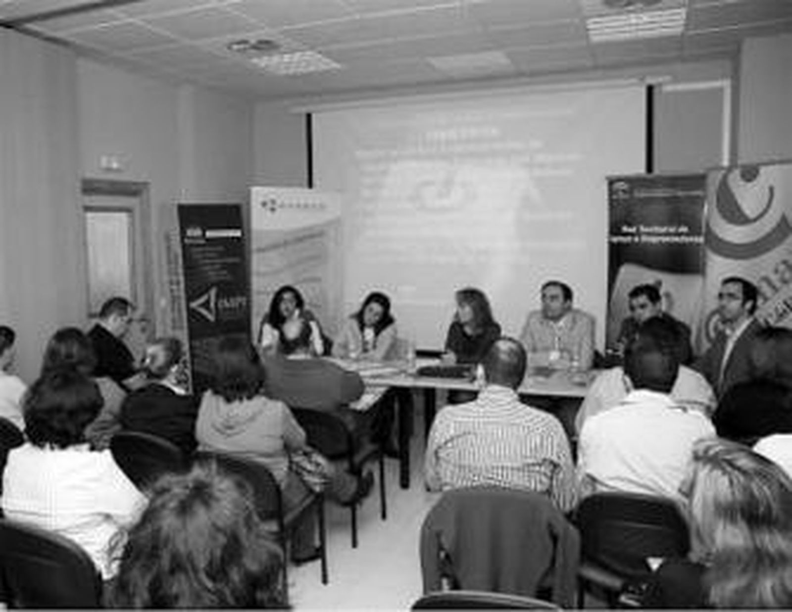 Emprendedores y representantes bancarios, ayer en el Vivero.